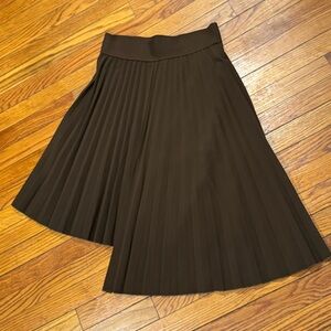 Pier Antonio Gaspari Skirt
Waist: 28.25"
Hip: 53.75"
Length: 27.25"
100% Wool